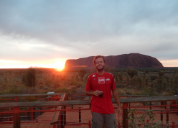 lever de soleil (6h30) à Uluru avec un petit café. Uluru c'est le gros caillou sacré pour les aborigènes en plein milieu de l'Australie