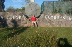 Vincent Guillon lors de ses vacances devant le village naturiste du Cap d'Agde