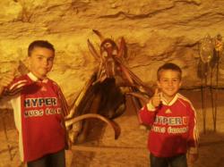 Hugo et Abel Boussion, deux jeunes joueurs de l'ASI lors de la visites d'une grotte pendant leur vacances en Dordogne